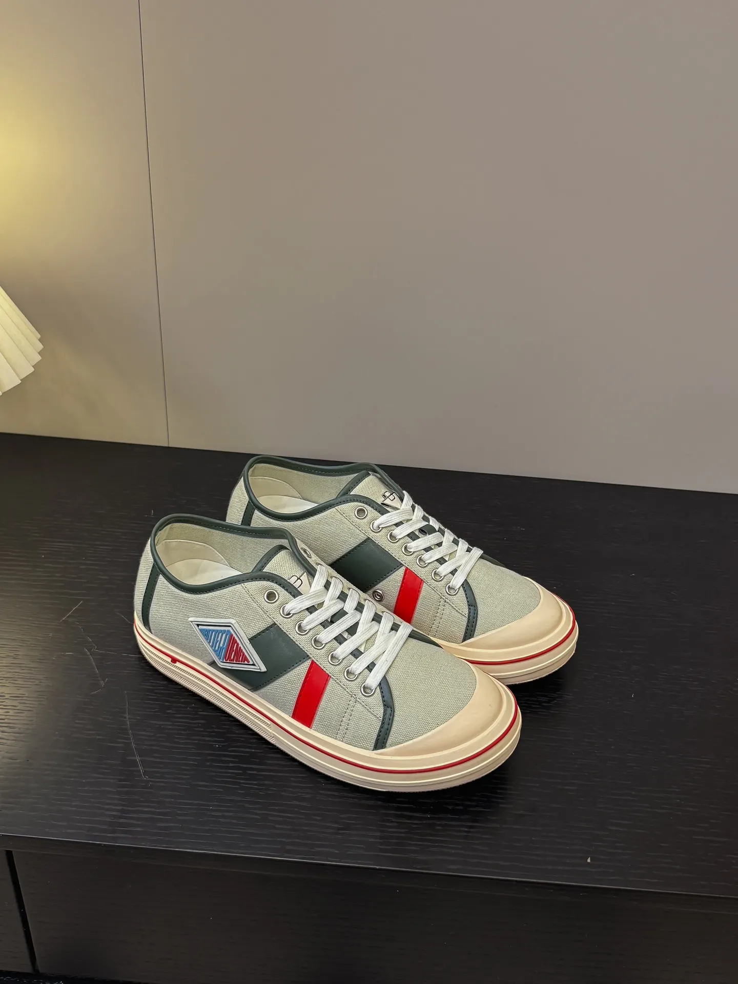 👟👟Ex-factory price 460👟👟 (Men's size +1️⃣0️⃣) BVOrbit's latest 2025 catwalk model, developed 1:1 from the original board, classic color matching elements! This is the biggest highlight of this shoe, eye-catching but not exaggerated design, super cool for daily use, super versatile whether paired with pants, sweaters or skirts, looks good no matter how you wear it, the more you look at it, the more you like it ❗️ Outsole: Original outsole color: 5 colors code number: female 35-40 male 39-44